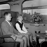 839975 Afbeelding van twee jongens in een electrisch treinstel mat. 1954 van de N.S., tijdens een rit van Den Haag H.S. ...